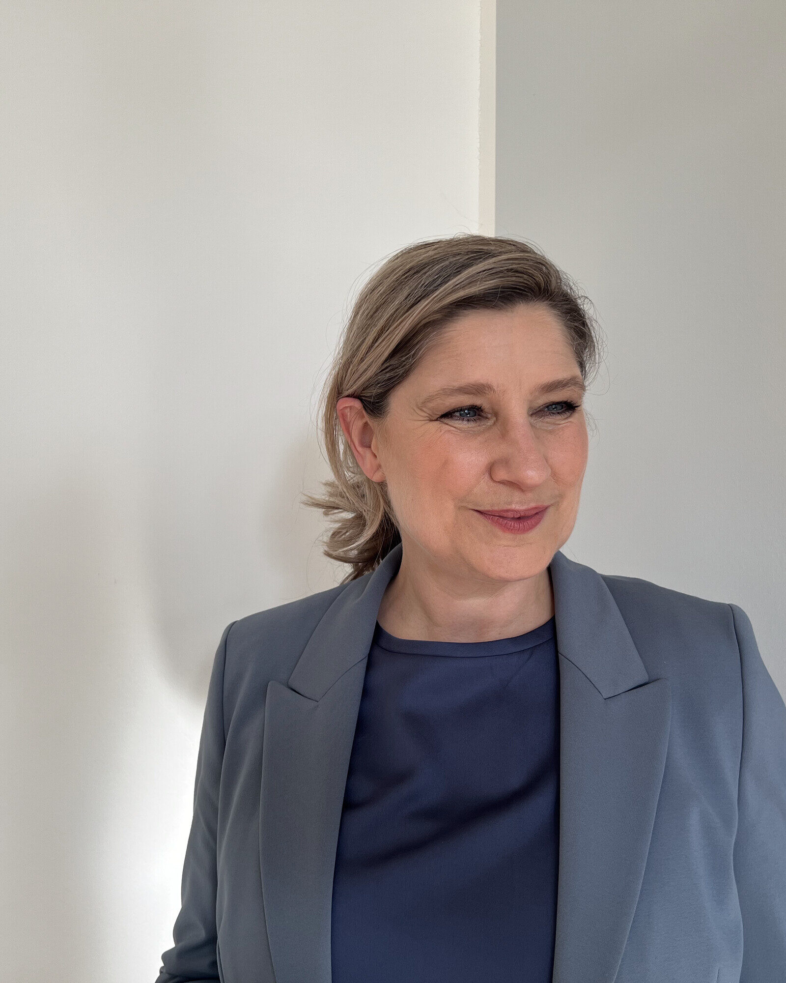 Kerstin Harney im nachdenklichen Seitenblick